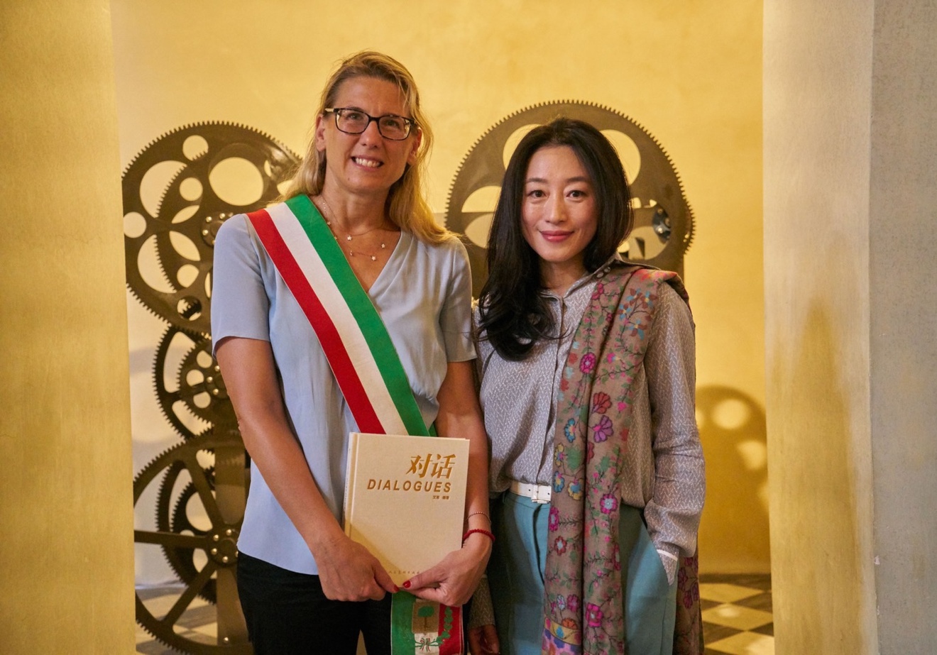 切雷托圭迪市市长Simona Rossetti与艾敬